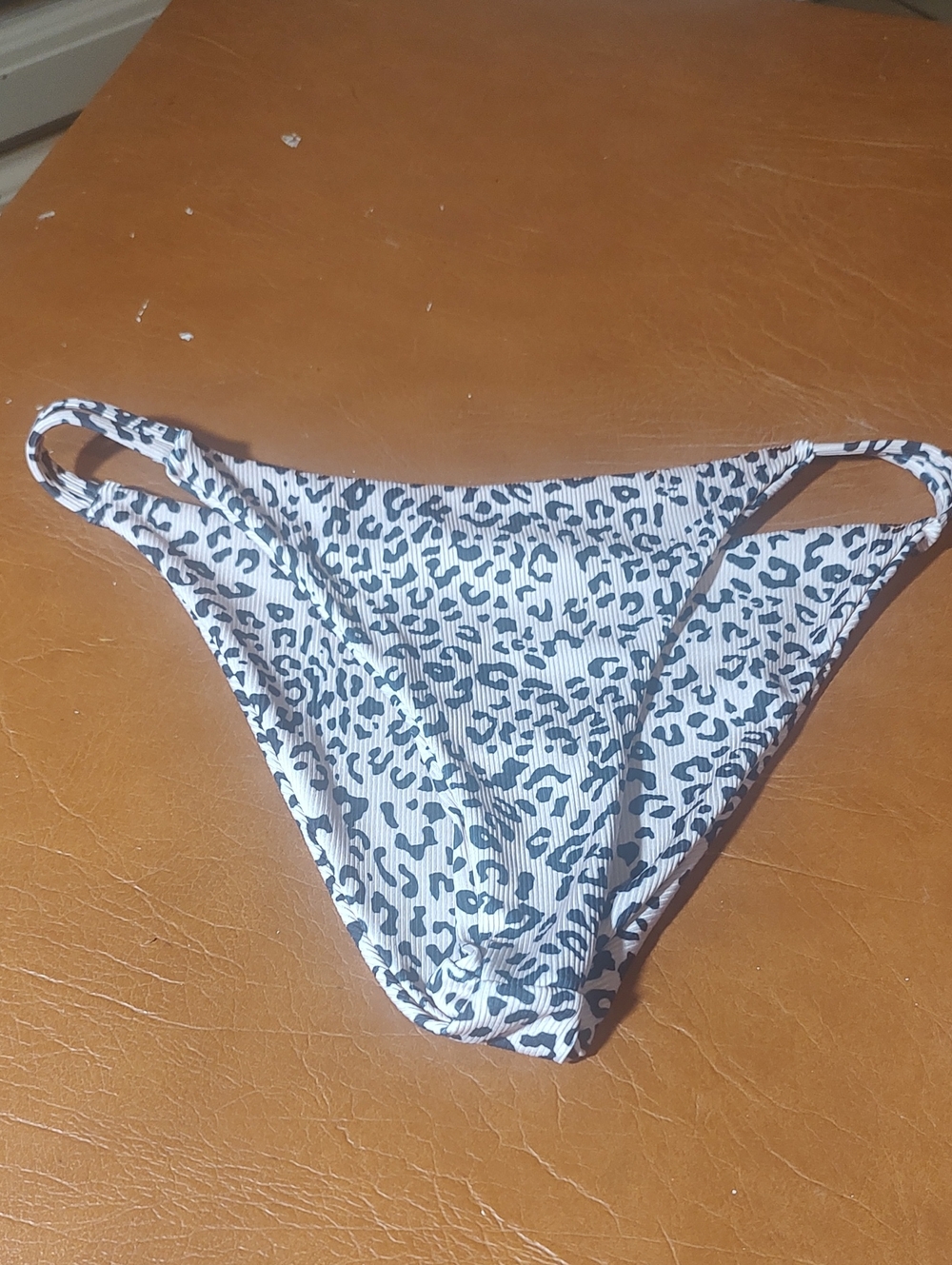 Women’s Leopard Print Bikini Bottom - Cream/Black New Small